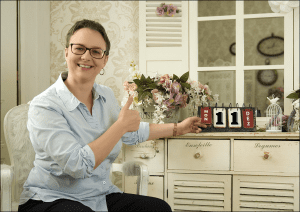 Das Ankündigungsfoto mit CEO Anna Zofia Kaltner und dem Release-Datum 11. Dezember 2023 im Wiener Fotostudio von 35mm. Idee des Business Fotograf Ochtrup Münsterland!