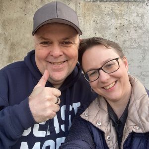 Entspannte Stimmung nach dem Shooting im Fotostudio 35mm in Wien! Selfie-Time von Anna Zofia Kaltner und Thomas Schoo „ Der Menschenfotograf “ vor dem Studio in Wien-City.
