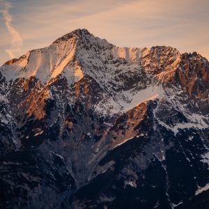 Der Menschenfotograf Thomas Schoo will hoch hinaus – dafür steht dieses Bild der österreichischen Alpen – Meilenstein Cover Foto Sprachenland Magazin nur der Anfang