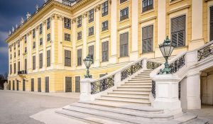 Das Foto zeigt den Treppenaufgang zum Haupteingang Schloss Schönbrunn in Wien Meidling, eine Location des Shootings Sprachenland Magazin Wien