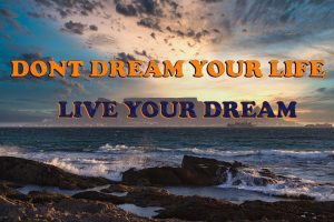 Küstenatmosphäre am Strand von Kapstadt – im Hintergrund der Lionshead – auf dem Foto der provokante Spruch „ Don`t Dream Your Life – Live Your Dream “