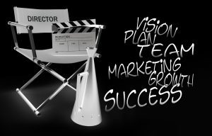 Eine schlicht kreierte Grafik von „ Der Menschenfotograf – Thomas Schoo “ Vision – Plan – Team – Marketing – Wachstum und Erfolg – schwarzer Hintergrund mit Regiestuhl und weißer Schrift!