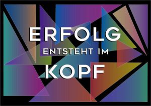 Kreativ gestalteter Hintergrund – der durch Farbenvielfalt besticht – darauf der plakative Spruch des Fotograf Thomas Schoo „ Erfolg entsteht im Kopf “