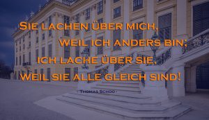 Dienstleistung nicht nur ein Wort bei Thomas Schoo dafür steht auch der vielsagende Spruch „ Sie lachen über mich, weil ich anders bin; ich lache über sie, weil sie alle gleich sind “.