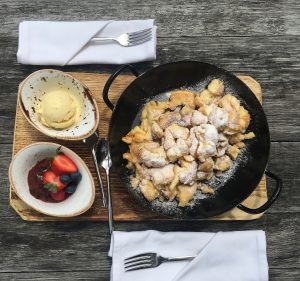 Erinnerungen an die Wiener Zeit von Thomas Schoo – Wiener Kaiserschmarn in einer alten Pfanne – als Beilage Vanilleeis und Erdbeergelee mit frischen Erdbeeren!
