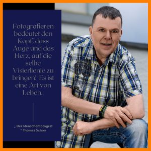 Eine Grafik des Fotograf Ochtrup mit einem leger und entspannten Thomas Schoo auf der rechten Seite – links der tiefgehende Spruch „ Fotografieren bedeutet der Kopf, das Auge und das Herz, auf die selbe Visierlinie zu bringen! Es ist eine Art von Leben “