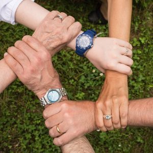 Das Foto zeigt vier Menschen die sich an den Händen halten, es symbolisiert, dass professionelle Autorenbegleitung dein Weg zum Bestseller ist!