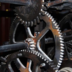 Ein Zahnradsystem zeigt, dass jeder einzelne Zacken entscheidet, so wie Autorenbegleitung Wien über deinen Erfolg deines Buches entscheiden kann und wird