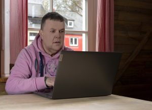 Thomas Schoo „ Der Menschenfotograf “ schreibend an seinem Laptop – überzeugt das Autorenbegleitung Wien ihn zum Erfolg deiner Autobiografie tragen wird