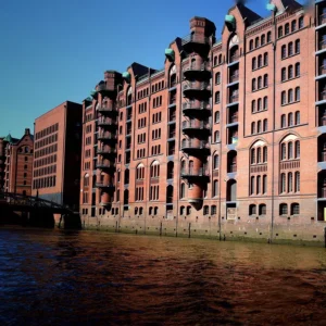 Historische Speicherstadt und die hier dargestellten alten Lagerhallen im Sommerlicht von Hamburg ein Herzensort gewährt einen Blick auf die Elbe.