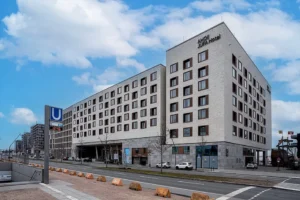 Hotel JUFA HafenCity Hamburg mit Frontansicht im Herzen der Speicherstadt in der Hansestadt Hamburg!