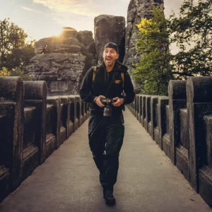 Dieses Foto zeigt meinen Coach und Mentor, der mein größter Förderer ist – die Rede ist von Calvin Hollywood! Das Foto zeigt Calvin lachend, mit Kamera in der Hand in der Landschaft von seiner Heimat Heidelberg / Schwetzingen!