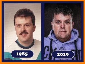 Back To The Roots – ein Vorher & Nachher Foto von mir Thomas Schoo dem Business Fotograf Münster! Das linke Foto zeigt mich 1985 im Puma Pullover mit Oberlippenschnautzer. Das Rechte Foto wurde fotografiert von Calvin Hollywood, zeigt mich mit blauem Hoddie 2019 und ist mein erstes Business Profilbild als Personal Branding Fotograf Münsterland!