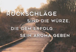 Als Personal Branding Fotograf Münsterland liebe ich Sprüche, das Foto zeigt eine Landschaft irgendwo im Norden von Deutschland, mit viel Natur und einem mit Holz erschaffenen Weg an das Meer, abgerundet mit einem Spruch!