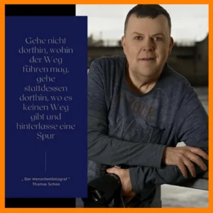 Spruchbild auf dem linksseitig ein Spruch auf blauem Untergrund ist, auf der linken Seite Personal Branding- u. Business Fotograf Thomas Schoo beim Shooting in Bremen!