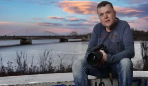 Fotograf Thomas Schoo „ Der Menschenfotograf “ lässt regelmäßig selber Fotos von sich erstellen! Der Shootingspot ist die Nähe des Weserwehrs in Bremen, welche sich in Nähe des Weserstadions befindet. Er sitzt auf einer Graffiti gestalteten Mauer, trägt dabei sein geliebtes dunkelblaues Longshirt von CAMP DAVID – entspannt und leger mit seiner NIKON Kamera in der Hand.