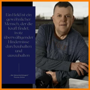 Spruchbild auf dem linksseitig ein Spruch auf blauem Untergrund ist, auf der linken Seite Personal Branding- u. Business Fotograf Thomas Schoo beim Shooting in Bremen!