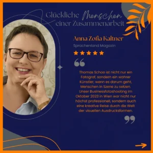 Eine selbstgestaltete Testimonial-Grafik mit meinen Brandfarben dunkelblau und orange! Dieses unter dem Motto „ Glückliche Menschen einer Zusammenarbeit “ Kunden sprechen über Thomas Schoo dem Personal Branding- u. Business Fotograf Münsterland! Feedback von Anna Zofia Kaltner Autorenbegleitung Wien & Buch-Mentorin und Expertin für Copywriting Coach aus Wien.
