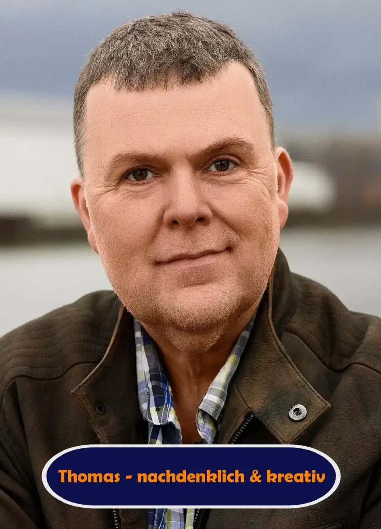 Personal Branding Fotograf Thomas Schoo „Der Menschenfotograf“ in einem blau-gelb-weiß karierten Kurzarmhemd und brauner Lederjacke am Weserwehr in Bremen – Kurzporträt mit einem dunkelblauen Button und orangefarbener Schrift: „Künstler, Model und immer jung