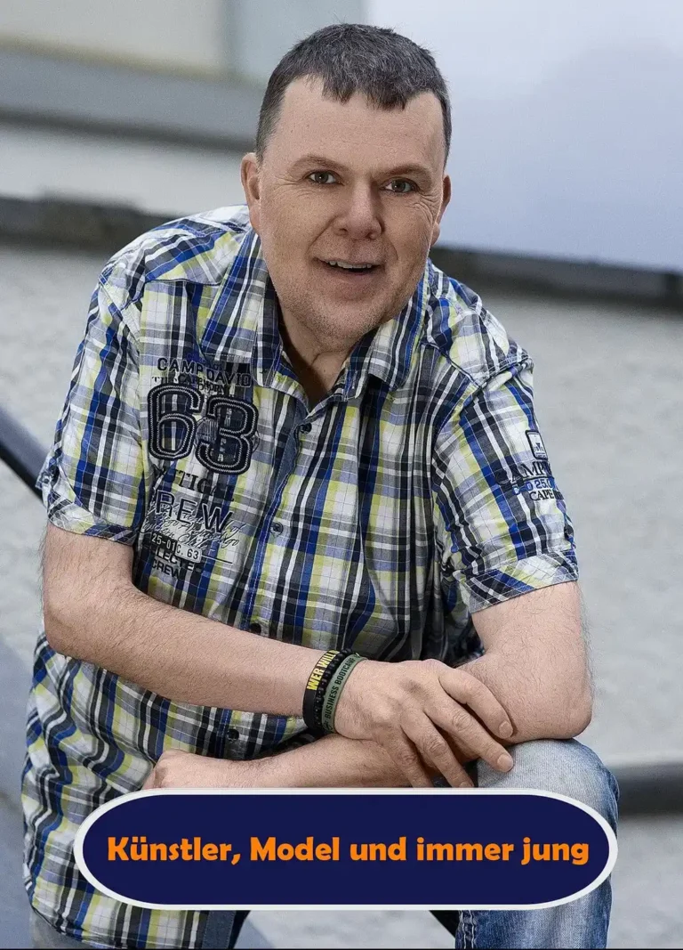 Personal Branding Fotograf Thomas Schoo „Der Menschenfotograf“ am Weserwehr in Bremen – Kurzporträt mit einem dunkelblauen Button und orangefarbener Schrift: „Künstler, Model und immer jung“.