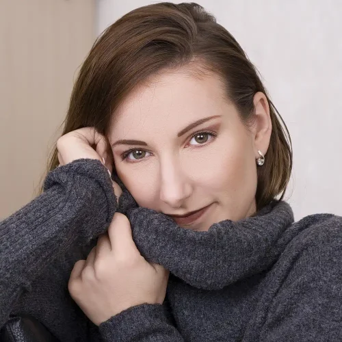 Porträt von Visagistin Melodie Bongers aus Bottrop in einem grauen Rollkragenpullover – fotografiert von Personal Branding Fotograf Thomas Schoo in seinem Atelier.