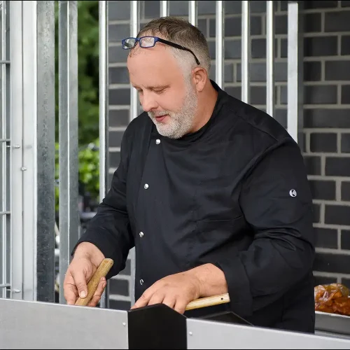 Marco Althoff, Inhaber von Althoff's Landhotel, beim Live-Catering in schwarzer Kochjacke – fotografiert von Personal Branding Fotograf Thomas Schoo in Ochtrup.